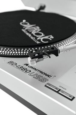 Omnitronic Belt drive DJ turntable with USB