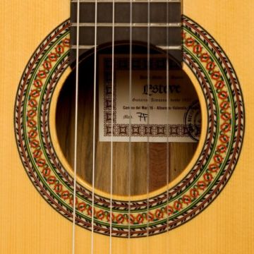 Esteve 7F flamenco kitaran kaikuaukko