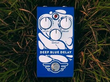 Mad Professor Deep Blue Delay Handwired Kitarapedaali luonnossa