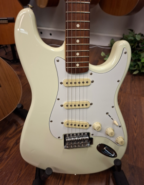 Fender Stratocaster 1993 käytetty sähkökitara ja pussi