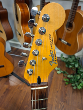 Fender Stratocaster 1993 käytetty sähkökitara ja pussi