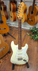Fender Stratocaster 1993 käytetty sähkökitara ja pussi
