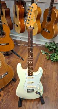 Fender Stratocaster 1993 käytetty sähkökitara ja pussi