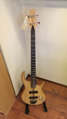 Carvin IC4 bassokitara 