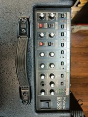 Roland SA-300 akustinen vahvistin