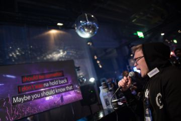 KARAOKE Nomad äänentoisto+ 2x langatonta mikkiä USB/SD/BT + Singa